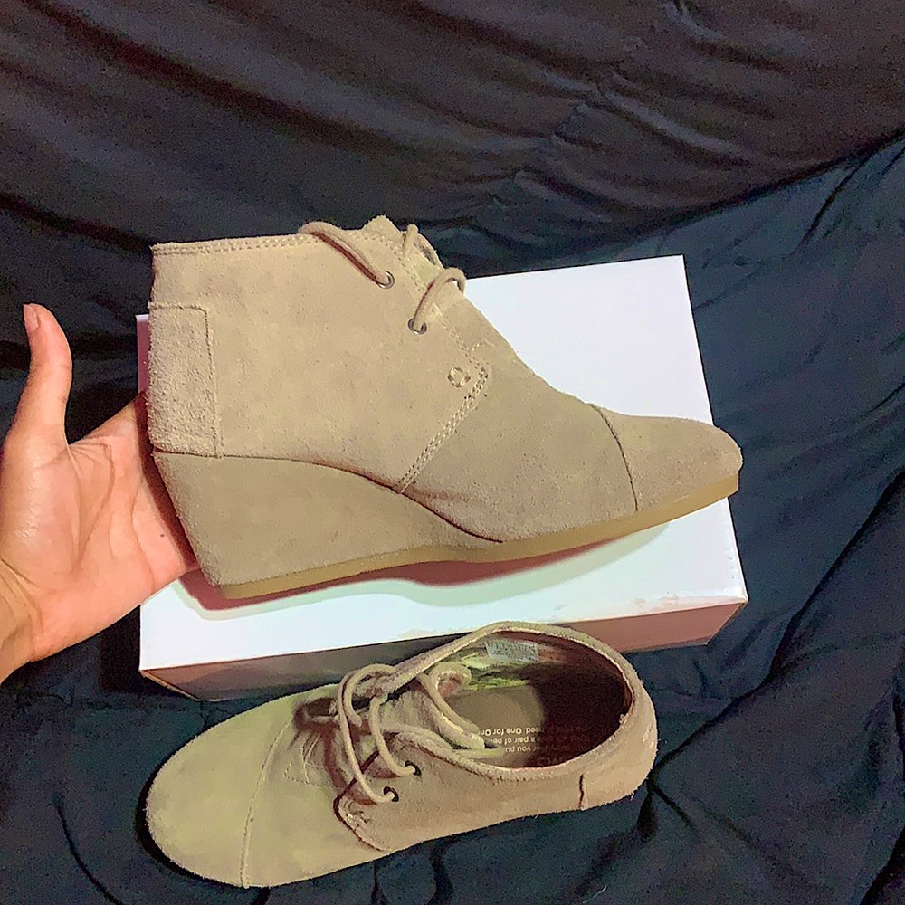 TOMS, size 7, suede texture, and khaki color.